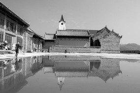 �ڰ׹��н���