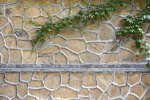 ʯǽ�ϵ���ǽ��