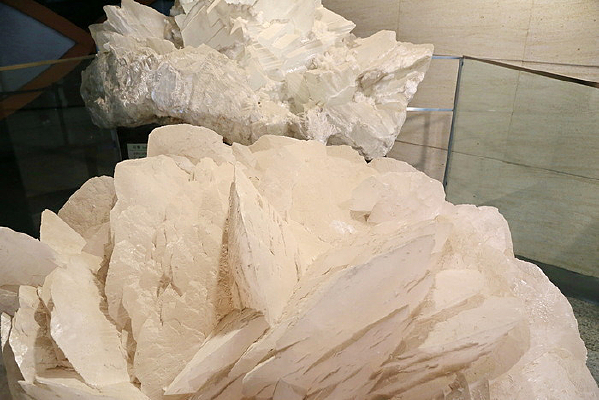 ���ϲ���ɫ����ʯ