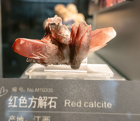 ������ɫ����ʯ