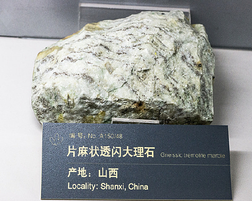 ɽ��Ƭ��״͸������ʯ