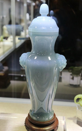 青玉双耳玉瓶