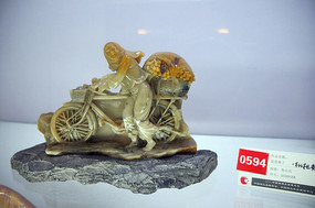 ��ɽʯ���������˰ڼ�