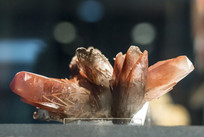 ��ɫ����ʯ