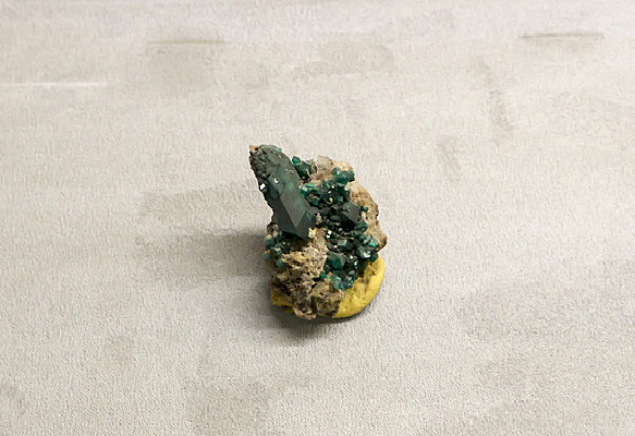 ���Ϸ���͸��ʯ