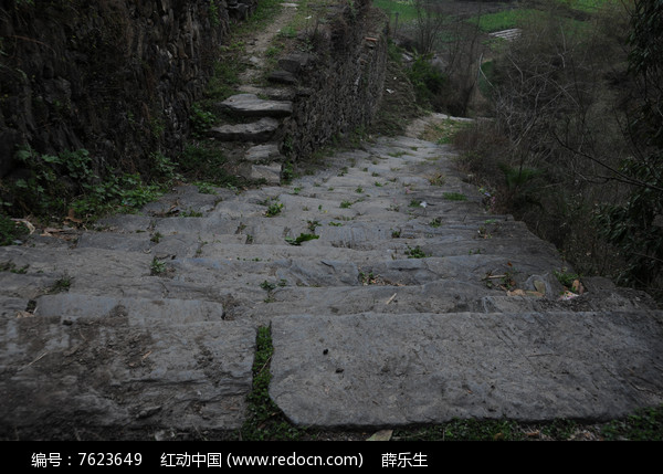 用青石板铺就的道路图片