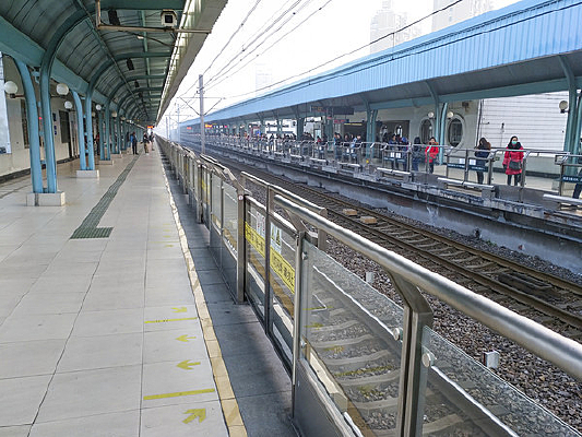 �峿�е���վ̨