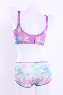 �Ų���Ůʿ���±���