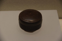 �δ����Էۺ�