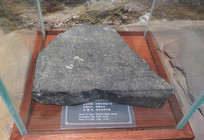 ��Ͽ�����չƷ�Һ�ɫ΢������