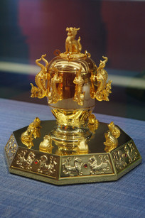 ���ض���