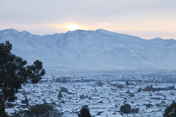 Ϧ������ѩɽ