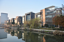 �ӱߵ���ҵ¥