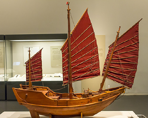 ���κ���