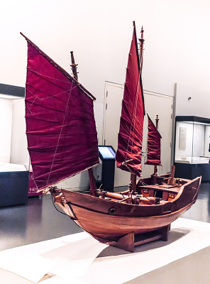 ���κ���