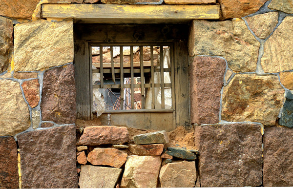 ʯͷǽľ������ͼƬ