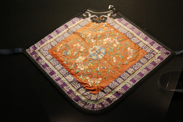 ��ɫ�зﴩľ��Ƕ�