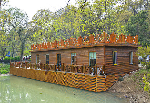 �ӱ߲���ľ��