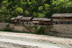 ������Ϫ����������ŵ�ľ�巿