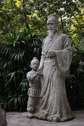 祖孙人物雕塑