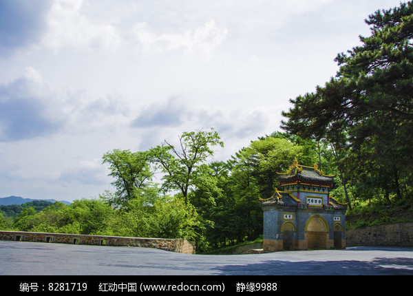 千山中会寺牌楼门与漫天白云图片
