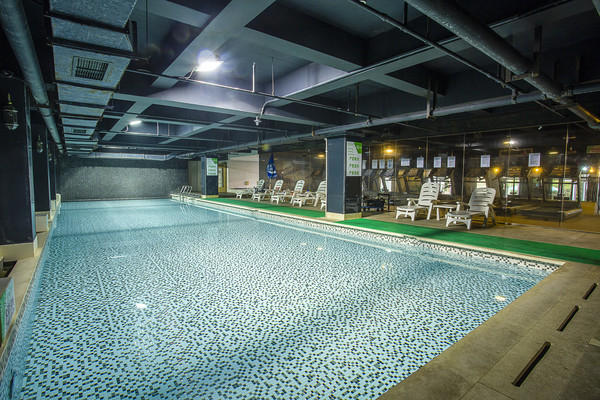 ��ɫ��Ӿ����Ƭ