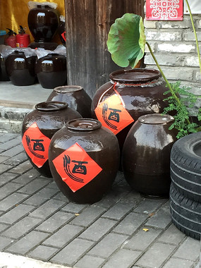 传统的黑色酒坛