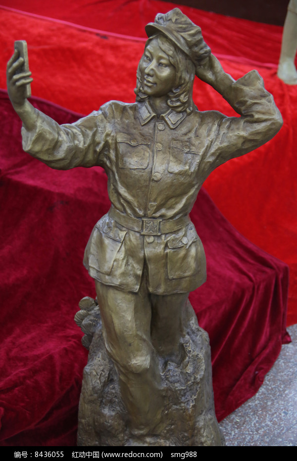 红军女战士照镜子石雕像