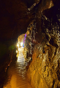 ʯ���еĵ�·