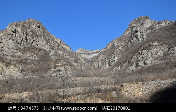 藍天下的兩座山峰