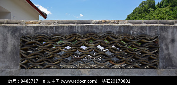 青瓦摆设的镂空围墙图片