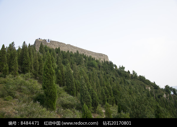 山顶的山寨石墙图片
