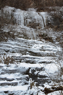 ��ʯ�ϵ���ˮ�������