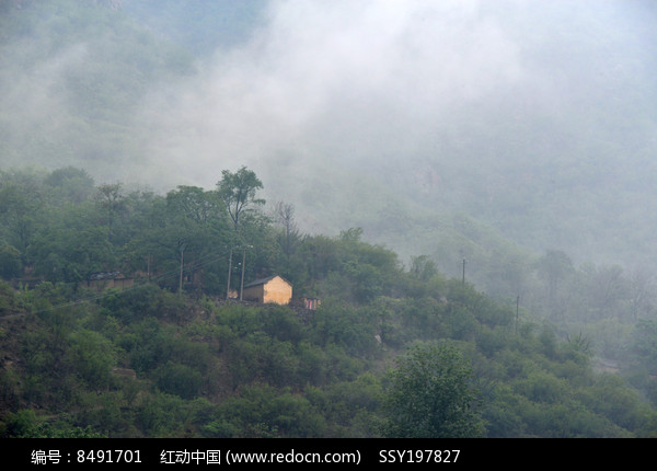 雨后云雾中太行山里的老房子图片