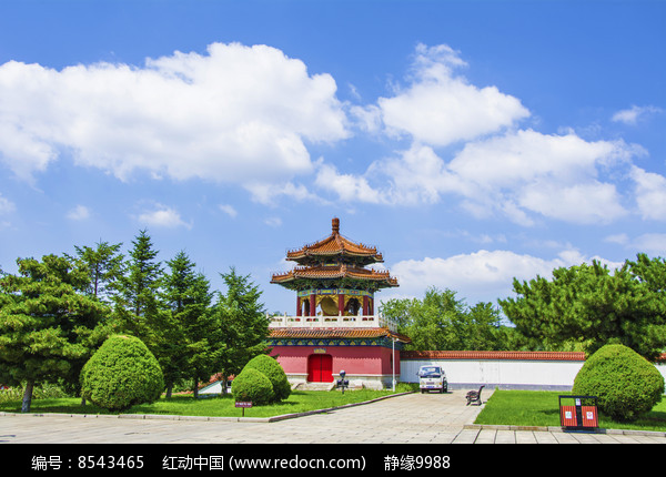 鞍山玉佛寺鼓楼与朵状白云图片