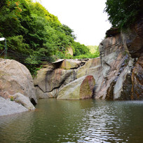 ɽ���е���ɫˮ̶