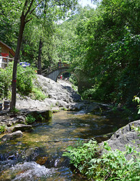 ɽ���е�С����ˮ�羰