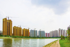 长长的河与居民住宅建筑群