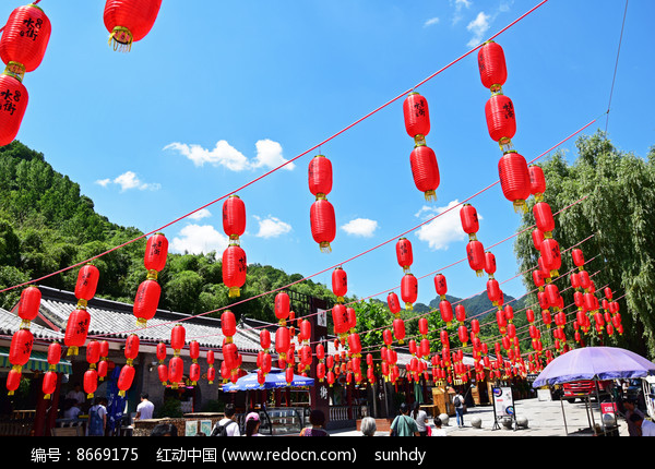 街道上悬挂的红色灯笼图片