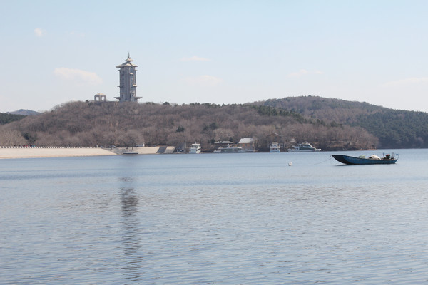 ͣ���ھ������ϵ�С�㴬