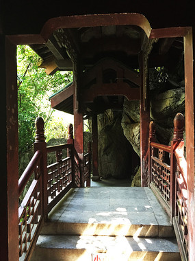 ��԰ʯ���ڵ�·