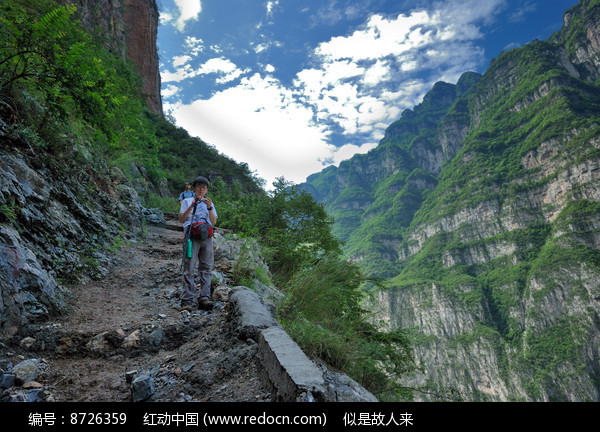 陡峭的山路图片