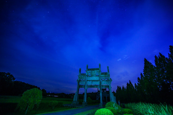 ҹɫ�µ��Ʒ�Ⱥ����