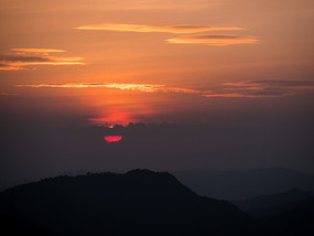 ���ݸ߰�ɽ����ϼ