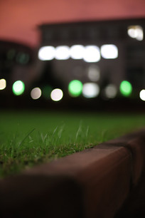 ҹ�����ƵĽ�ѧ¥ǰ�����