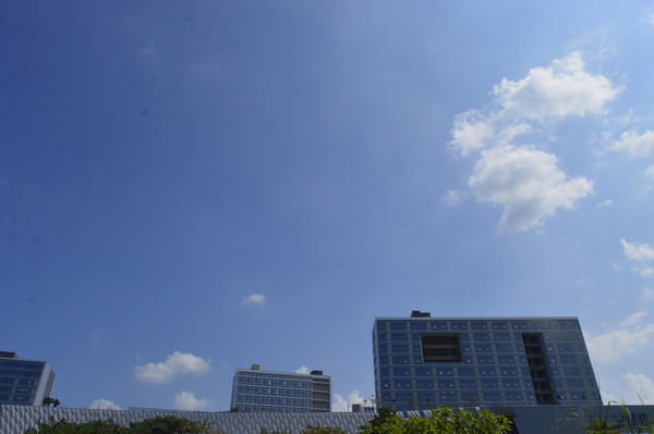 蓝天白云建筑一角
