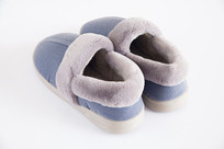 ��ɫ�����ϵ�һ˫��ɫ��ůЬ