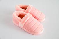 ���ķۺ�ɫ��ůЬ