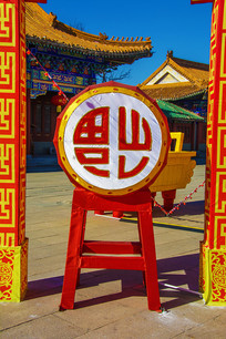 ��ɽ����µ�չ�����˹�