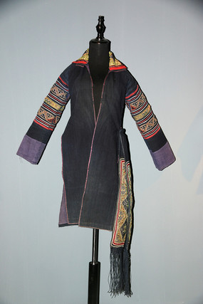 ��ɽ����Ůװ